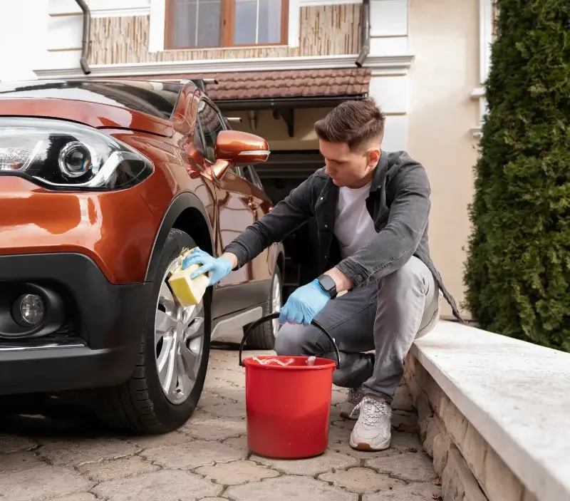 Lavage auto à domicile Péronne : professionnel intervenant sur un véhicule
